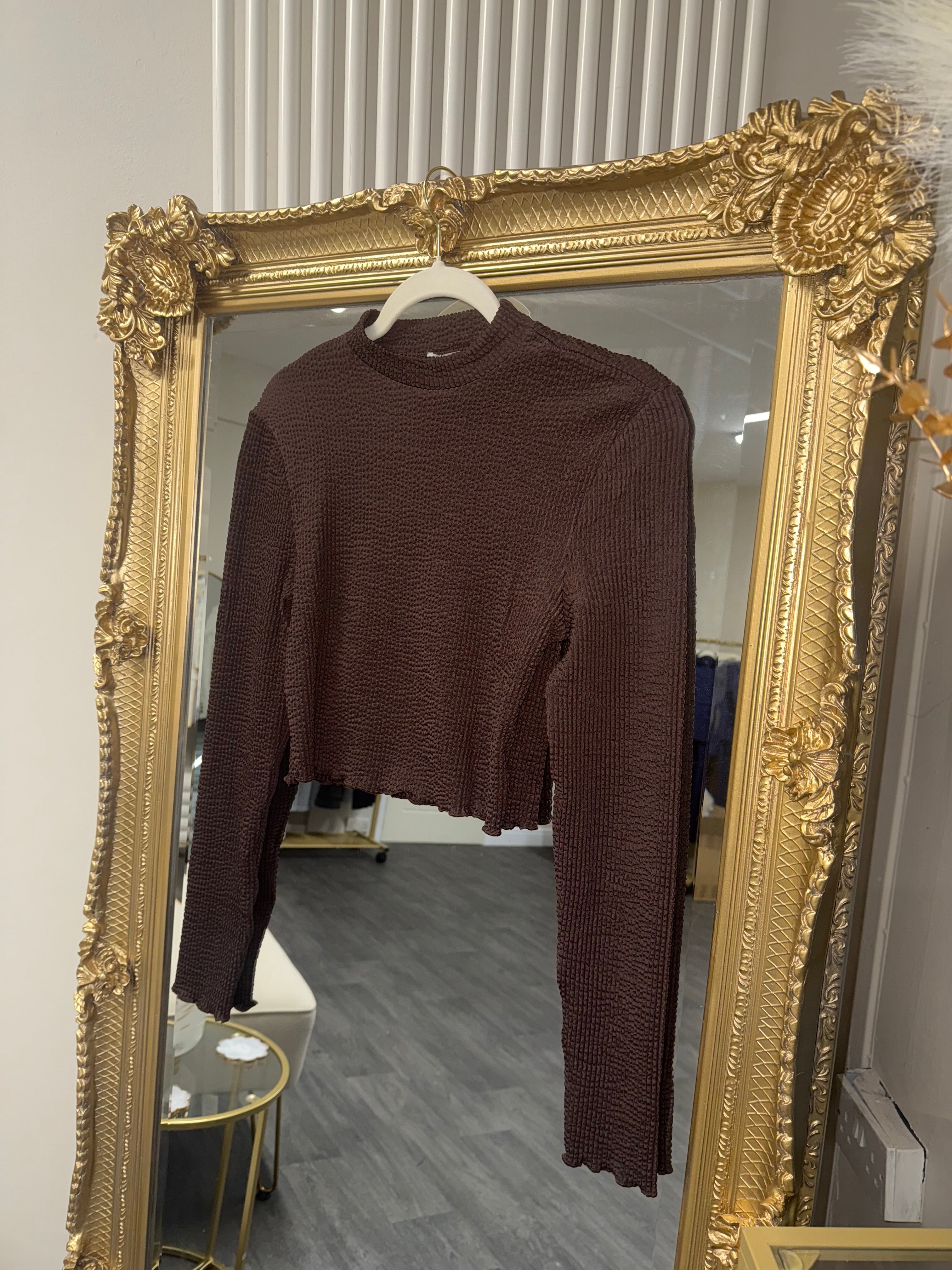 HIGH NECK PLISSE TOP - BROWN